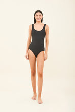 Carica l'immagine nel visualizzatore di Gallery, Model Front: Uv Line Intero Maio Swim Textura Preto Upf50+