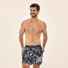 Carica l'immagine nel visualizzatore di Gallery, Model Front: Uv Line Costume A Pantaloncino Short Acqua Coqueiros Marinho Upf50+