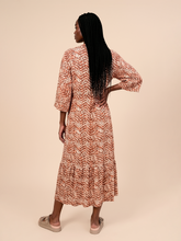 Carica l'immagine nel visualizzatore di Gallery, Model Back: Uv Line Camicia Long Shirtdress Tie Dye Pitanga Upf50+