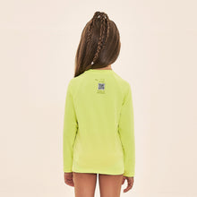 Carica l'immagine nel visualizzatore di Gallery, Model Back: Uv Line Protezioni Da Eruzioni Acqua Qr Code Amarelo Fluor Upf50+