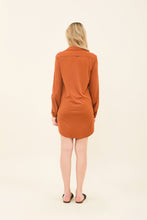Carica l'immagine nel visualizzatore di Gallery, Model Back: Uv Line Camicia Shirtdress Copenhagen Caramelo Upf50+