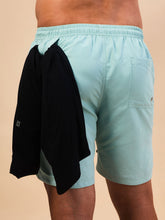 Carica l'immagine nel visualizzatore di Gallery, Model Back: Uv Line Bermuda / Uomo Shorts Acqua Boxer Indigo Upf50+
