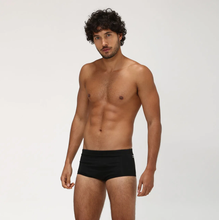 Carica l'immagine nel visualizzatore di Gallery, Model Front: Uv Line Sunga / Boxer Swim Trunks Masc Black Upf50+