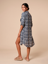 Carica l'immagine nel visualizzatore di Gallery, Model Back: Uv Line Camicia Midi Chemise Tie Dye Blue Upf50+