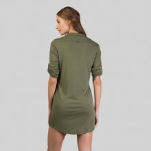 Carica l'immagine nel visualizzatore di Gallery, Model Back: Uv Line Vestito Da Spiaggia Shirtdress Copenhagen Verde Militar Upf50+