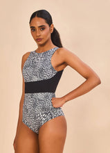 Carica l'immagine nel visualizzatore di Gallery, Model Front: Uv Line Intero Swimsuit Verena Asas Upf50+
