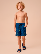 Carica l'immagine nel visualizzatore di Gallery, Model Front: Uv Line Costume Ragazzo Shorts Acqua Kids Pirates Fun Upf50+