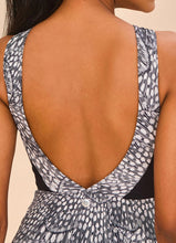 Carica l'immagine nel visualizzatore di Gallery, Model Back: Uv Line Intero Swimsuit Verena Asas Upf50+