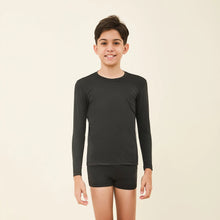 Carica l'immagine nel visualizzatore di Gallery, Model Front: Uv Line Protezioni Da Eruzioni Longsleeve Uvpro Kids Black Upf50+