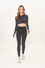 Carica l'immagine nel visualizzatore di Gallery, Model Front: Uv Line Pantaloncino Da Da Fitness Legging Fit Aspen Black Upf50+