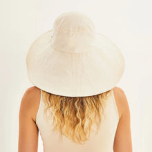 Carica l'immagine nel visualizzatore di Gallery, Model Back: Uv Line Cappello Morbido Beverly Hills Areia Upf50+