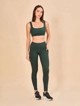 Carica l'immagine nel visualizzatore di Gallery, Model Front: Uv Line Pantaloncino Da Da Fitness Legging Fit Aspen Green Cactus Upf50+