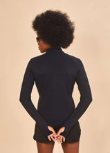Carica l'immagine nel visualizzatore di Gallery, Model Back: Uv Line Protezioni Da Eruzioni Jacket Fem New Fit Black Upf50+