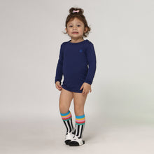 Carica l'immagine nel visualizzatore di Gallery, Model Front: Uv Line Protezioni Da Eruzioni Longsleeve Baby Navy Blue Upf50+