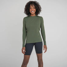 Carica l'immagine nel visualizzatore di Gallery, Model Front: Uv Line Protezioni Da Eruzioni Longsleeve Uvpro Fem Verde Militar Upf50+