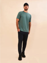 Carica l'immagine nel visualizzatore di Gallery, Model Front: Uv Line Magliette Uomo T-Shirt New Fit Textura Masc Verde Jade Upf50+