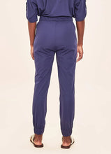 Carica l'immagine nel visualizzatore di Gallery, Model Back: Uv Line Pantaloni Da Spiaggia Pants Fem Basic Navy Blue Upf50+
