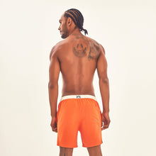 Carica l'immagine nel visualizzatore di Gallery, Model Back: Uv Line Bermuda / Uomo Shorts Boxer Orange Upf50+
