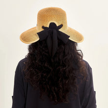Carica l'immagine nel visualizzatore di Gallery, Model Back: Uv Line Cappello Morbido Hat Santorini Imp Fem Wheat Upf50+