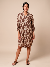 Carica l'immagine nel visualizzatore di Gallery, Model Front: Uv Line Camicia Shirtdress Ipanema Diamond Upf50+