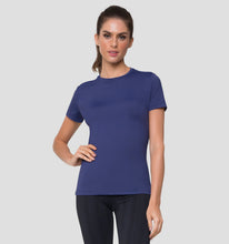 Carica l'immagine nel visualizzatore di Gallery, Model Back: Uv Line Top Da Fitness T-Shirt Uvpro Fem Navy Blue Upf50+