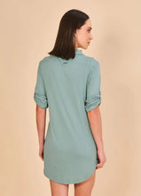 Carica l'immagine nel visualizzatore di Gallery, Model Back: Uv Line Camicia Shirtdress Copenhagen Water Green Upf50+