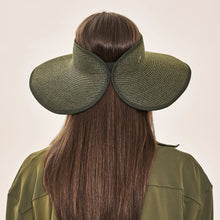 Carica l'immagine nel visualizzatore di Gallery, Model Back: Uv Line Visiera Visor Siena Imp Fem Militar Green Upf50+
