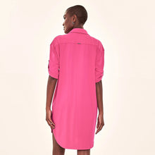 Carica l'immagine nel visualizzatore di Gallery, Model Back: Uv Line Camicia Shirtdress Copenhagen Cherry Hot Pink Upf50+