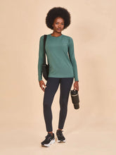 Carica l'immagine nel visualizzatore di Gallery, Model Front: Uv Line Protezioni Da Eruzioni Longsleeve Fem New Fit Textura Verde Jade Upf50+
