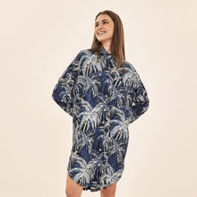Carica l'immagine nel visualizzatore di Gallery, Model Front: Uv Line Camicia Shirtdress Ipanema Coqueiros Marinho Upf50+