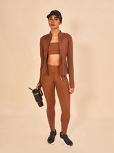 Carica l'immagine nel visualizzatore di Gallery, Model Front: Uv Line Pantaloncino Da Da Fitness Legging Fit Aspen Brown Upf50+