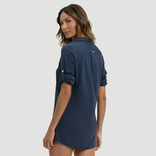Carica l'immagine nel visualizzatore di Gallery, Model Back: Uv Line Vestito Da Spiaggia Shirtdress Copenhagen Fem Navy Blue Upf50+