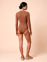 Carica l'immagine nel visualizzatore di Gallery, Model Back: Uv Line Intero Long Sleeve Swimsuit Macae Brown Upf50+