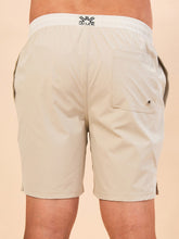 Carica l'immagine nel visualizzatore di Gallery, Model Back: Uv Line Bermuda / Uomo Shorts Acqua Boxer Areia Upf50+