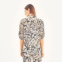 Carica l'immagine nel visualizzatore di Gallery, Model Back: Uv Line Top Da Spiaggia Shirt Copa Costela Off White Upf50+