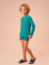Carica l'immagine nel visualizzatore di Gallery, Model Front: Uv Line Protezioni Da Eruzioni Longsleeve Uvpro Kids Green Sea Upf50+