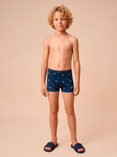 Carica l'immagine nel visualizzatore di Gallery, Model Front: Uv Line Costume Ragazzo Swim Trunks Kids Pirates Fun Upf50+