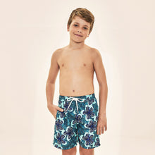 Carica l'immagine nel visualizzatore di Gallery, Model Front: Uv Line Costume Ragazzo Shorts Aqua Hibiscus Kids Upf50+