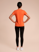 Carica l'immagine nel visualizzatore di Gallery, Model Back: Uv Line Top Da Spiaggia T-Shirt Uvpro Fem Pitanga Upf50+