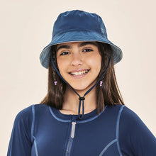 Carica l'immagine nel visualizzatore di Gallery, Model Front: Uv Line Cappello Alla Pescatore Basic Kids Maringo Azul Ceu Upf50+