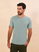 Carica l'immagine nel visualizzatore di Gallery, Model Front: Uv Line Magliette Uomo T-Shirt New Fit Masc Verde Agua Upf50+