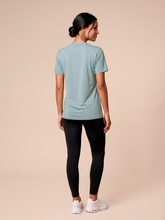 Carica l'immagine nel visualizzatore di Gallery, Model Back: Uv Line Top Da Spiaggia T-Shirt Uvpro Fem Green Water Upf50+