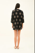 Carica l'immagine nel visualizzatore di Gallery, Model Back: Uv Line Vestito Da Spiaggia Kimono Shine-Preto Upf50+