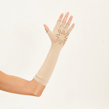 Carica l'immagine nel visualizzatore di Gallery, Model Back: Uv Line Guanti Long Glove Chocolate Upf50+