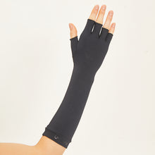 Carica l'immagine nel visualizzatore di Gallery, Model Back: Uv Line Guanti Long Gloves Fpu50+ Black Uv