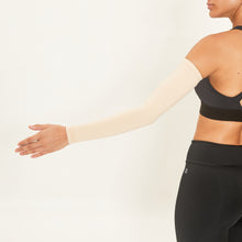 Carica l'immagine nel visualizzatore di Gallery, Model Back: Uv Line Guanti Long Sleeve Beige Upf50+