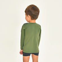 Carica l'immagine nel visualizzatore di Gallery, Model Back: Uv Line Protezioni Da Eruzioni Longsleeve Baby Verde Militar Upf50+