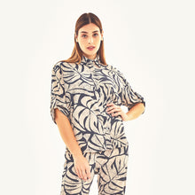 Carica l'immagine nel visualizzatore di Gallery, Model Front: Uv Line Top Da Spiaggia Shirt Copa Costela Off White Upf50+