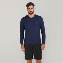 Carica l'immagine nel visualizzatore di Gallery, Model Front: Uv Line Top Da Fitness Sport Fit Mas Ml Marinho Upf50+