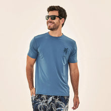 Carica l'immagine nel visualizzatore di Gallery, Model Front: Uv Line Magliette Uomo T-Shirt Uvline Coqueiro Upf50+